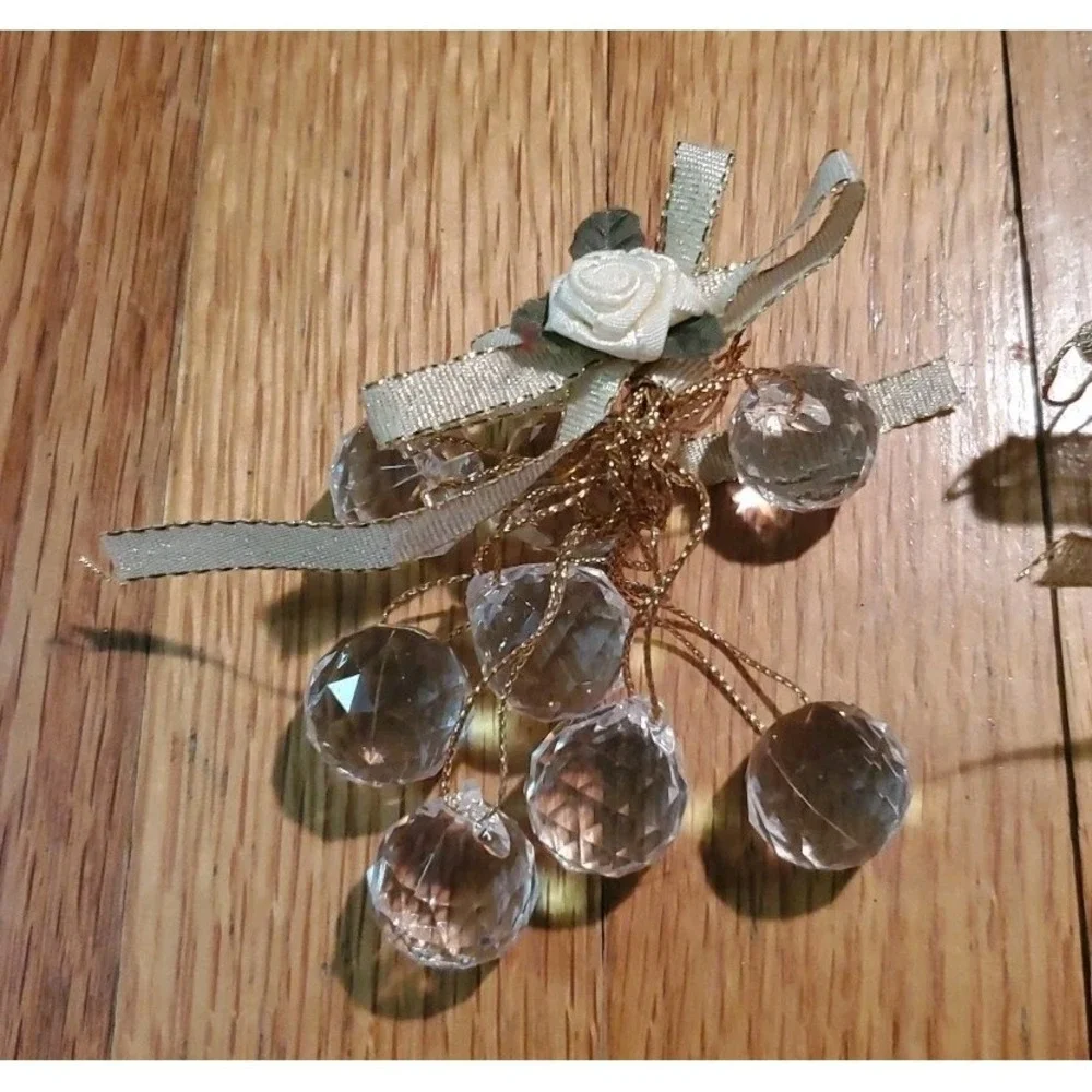 Vintage Clear Faceted Lucite Ornaments Lot Of 4‎ Roses Victorian Theme